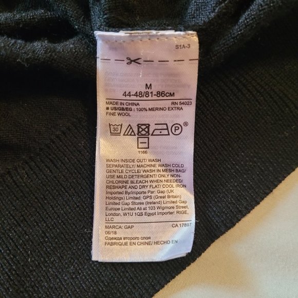 Medium Gap Black Merino Wool V-neck Fitted Knit Sweater - Picture 7 of 7